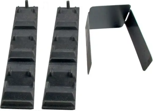 Zwei schwarze Abgasregulatoren mit hervorgehobenen Noppen und ein kleines Metallteil. Die Teile sind für den Einsatz in Gusskesseln von Wolf geeignet.